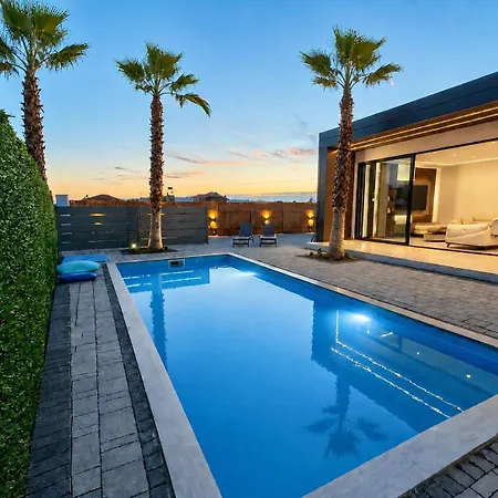 Lakeside Palms Villa *